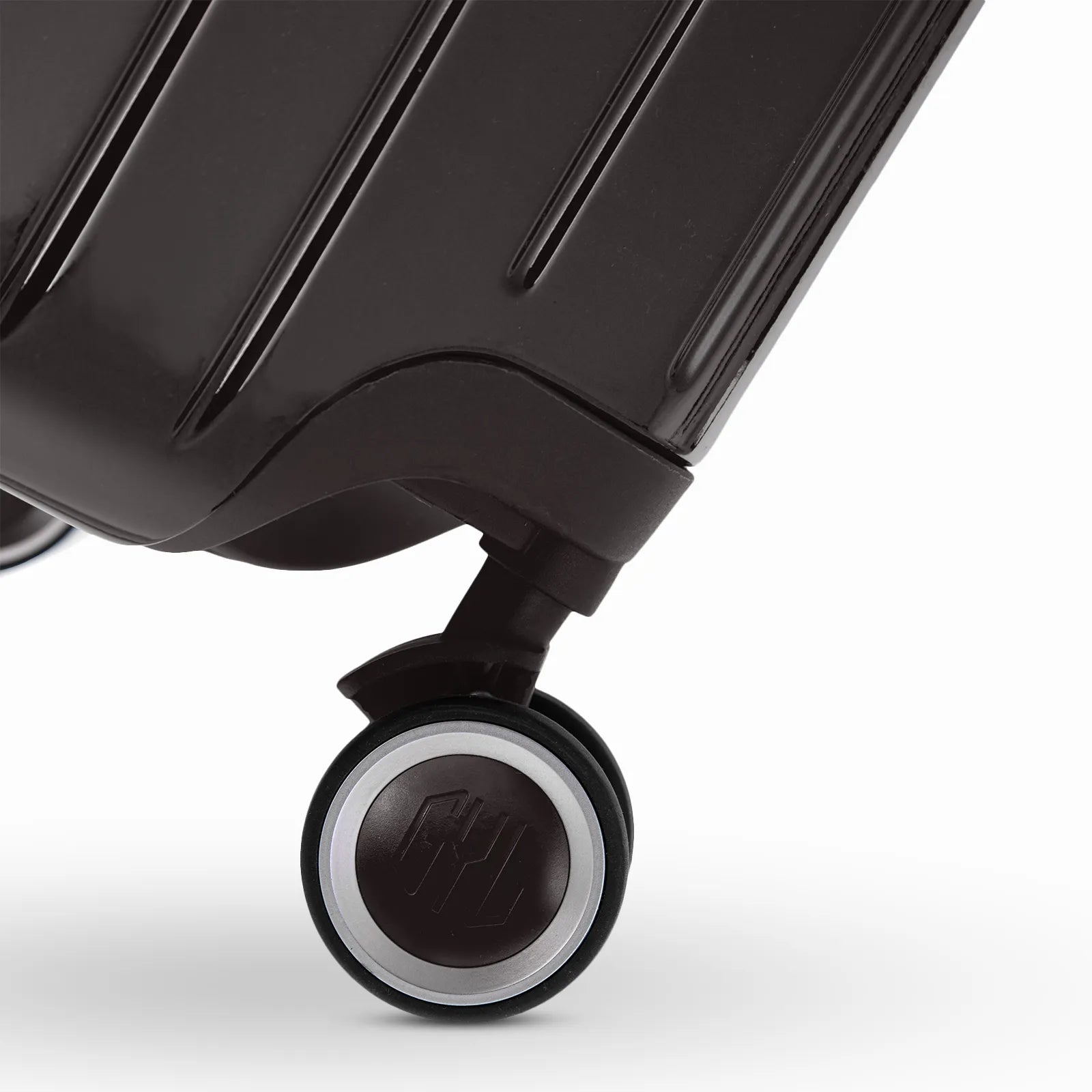 Roue double 360° de la valise GYL Intemporelle noir avec gravure du logo GYL sur le moyeu.