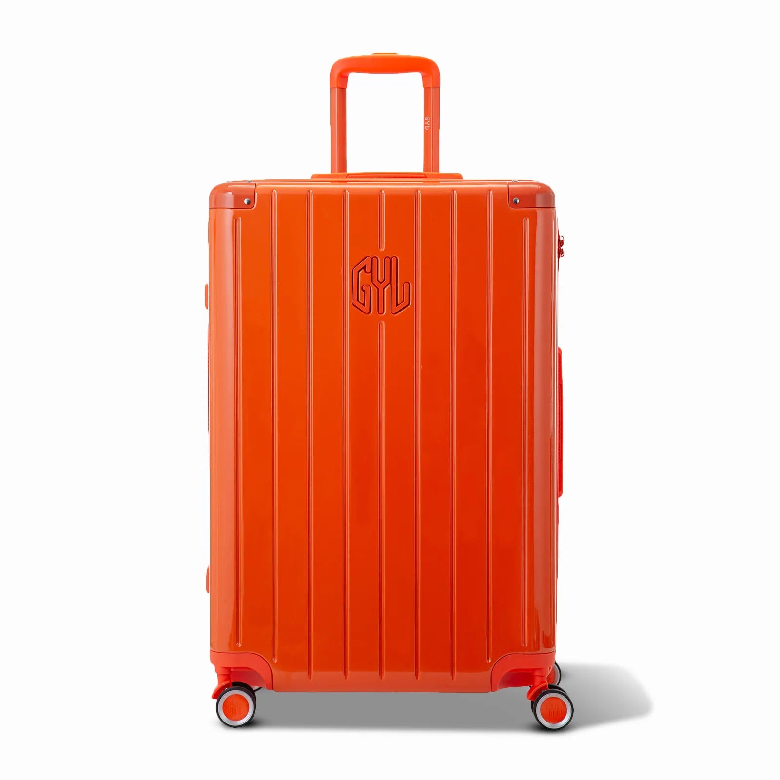 Vue avant de la valise rigide GYL Intemporelle orange, logo embossé et roulettes 360 degrés.