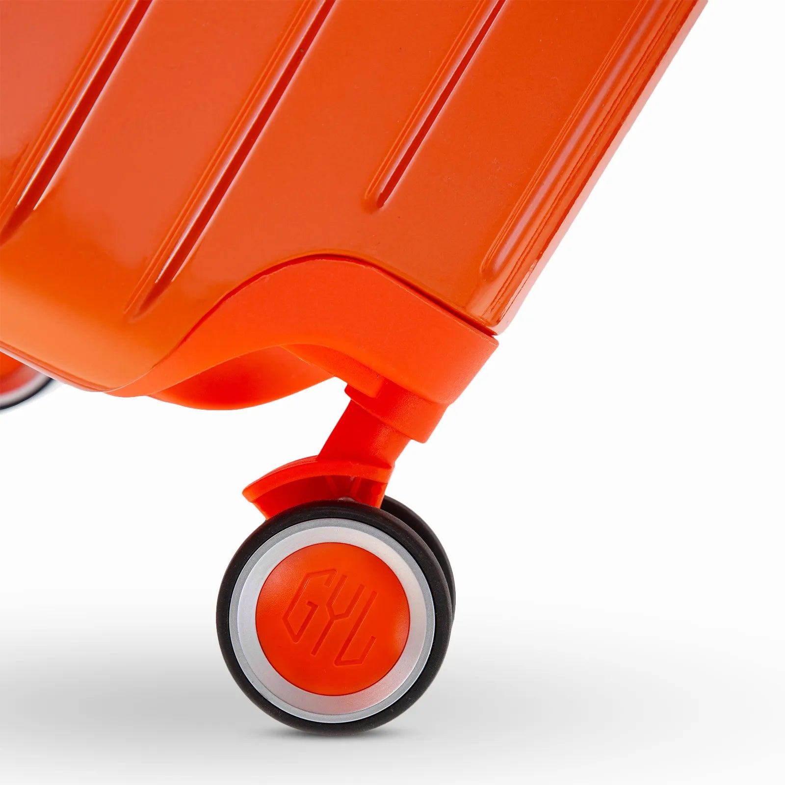 Roue double 360° de la valise GYL Intemporelle orange avec gravure du logo GYL sur le moyeu.