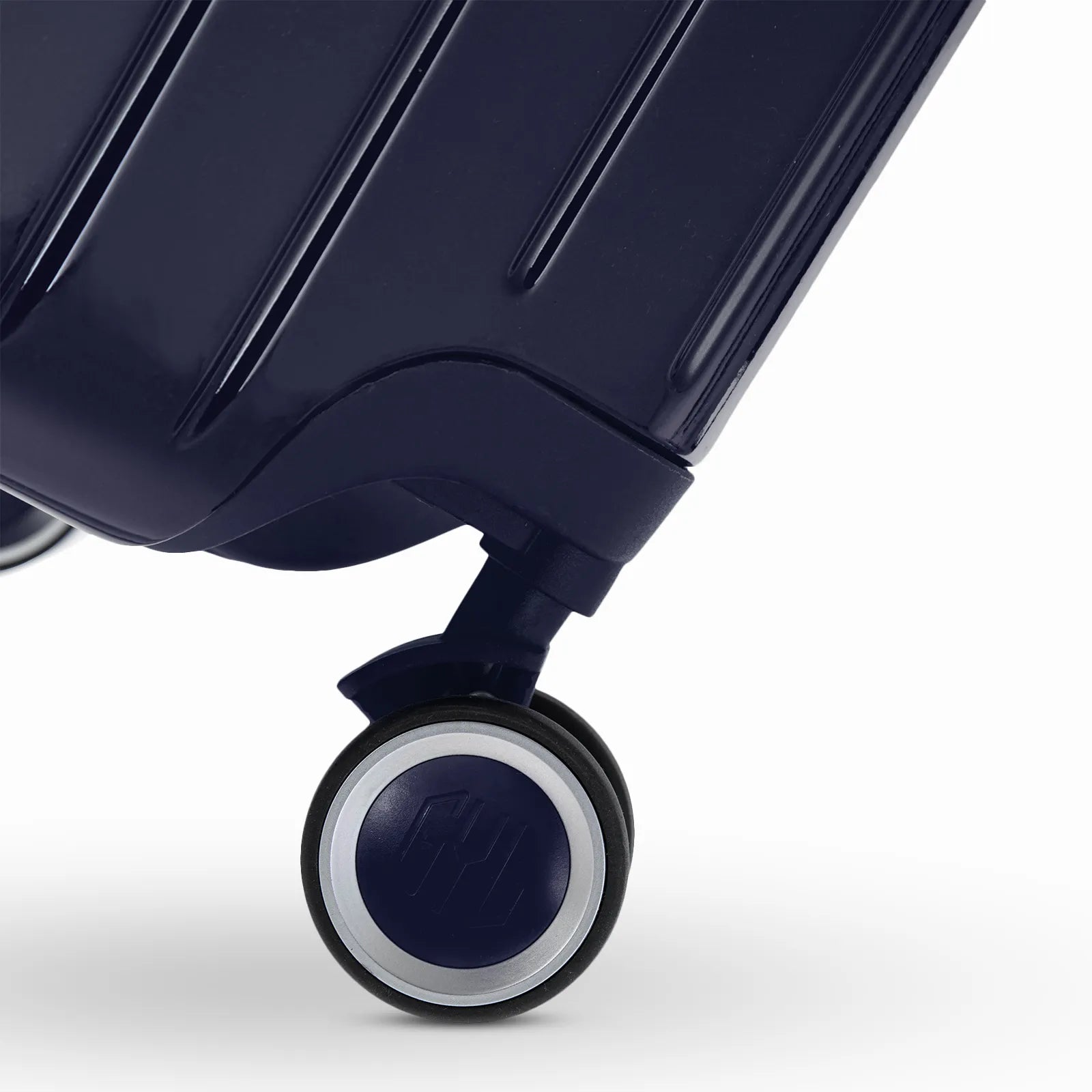 Roue double 360° de la valise GYL Intemporelle marine avec gravure du logo GYL sur le moyeu.