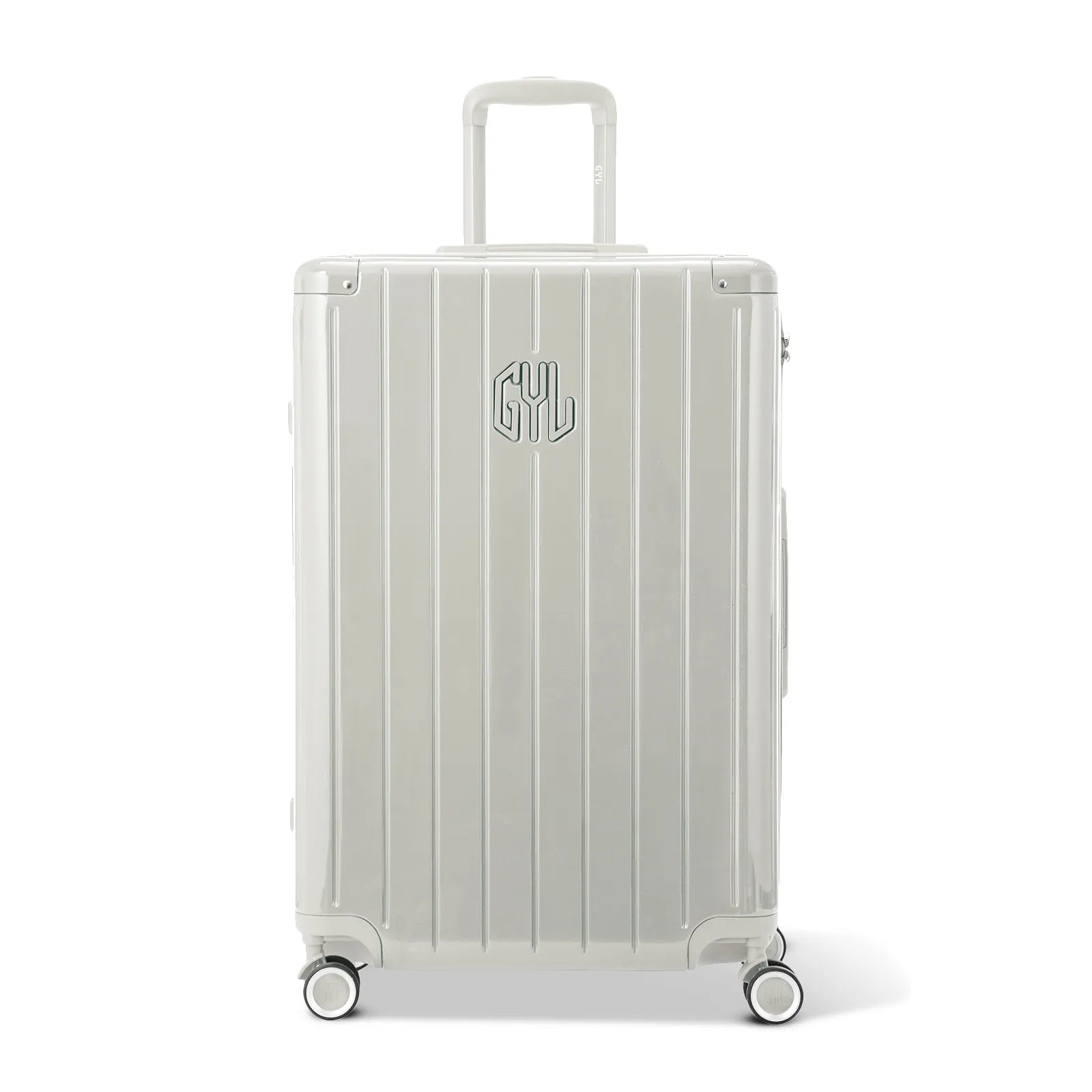 Vue avant de la valise rigide GYL Intemporelle sable, logo embossé et roulettes 360 degrés.