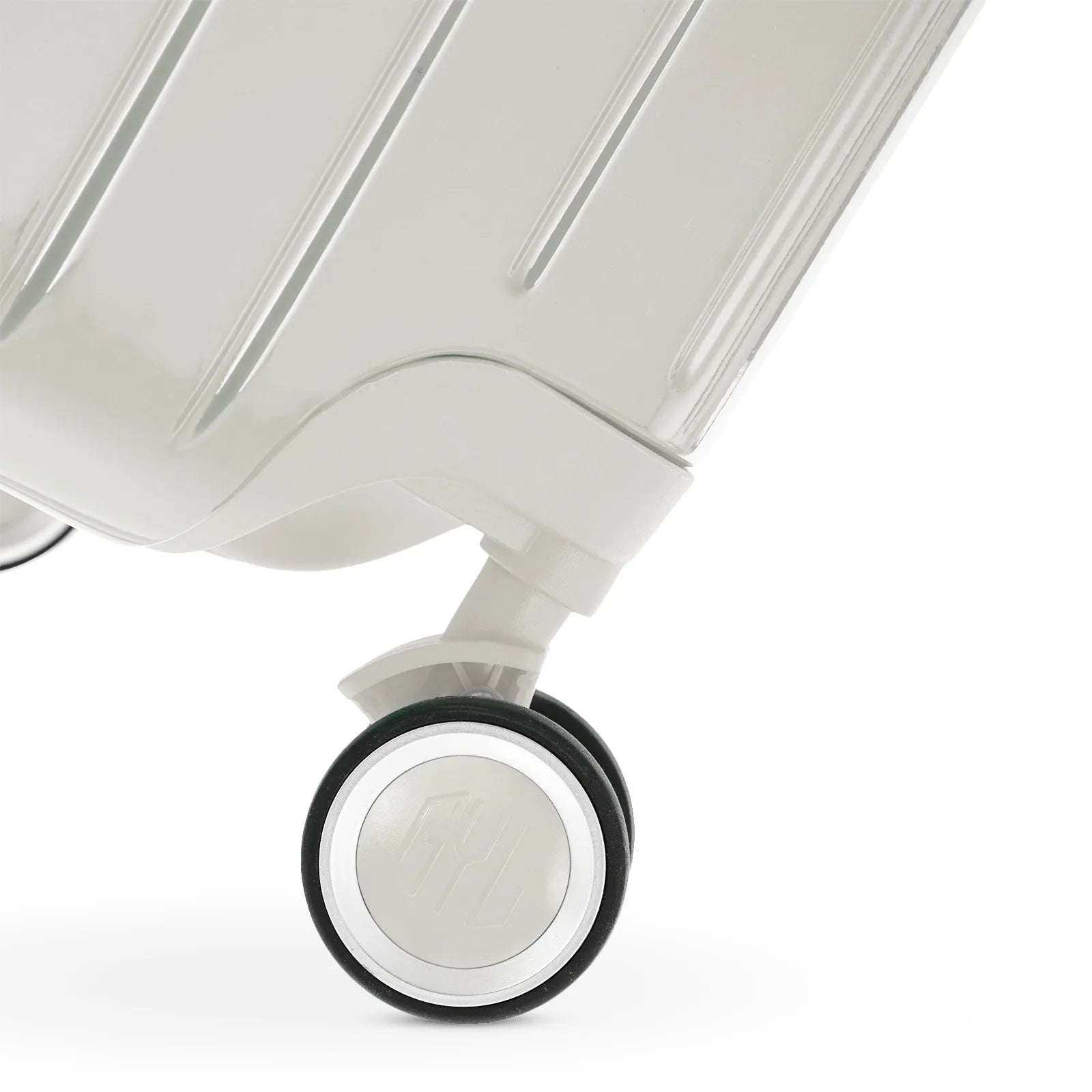Roue double 360° de la valise GYL Intemporelle sable avec gravure du logo GYL sur le moyeu.