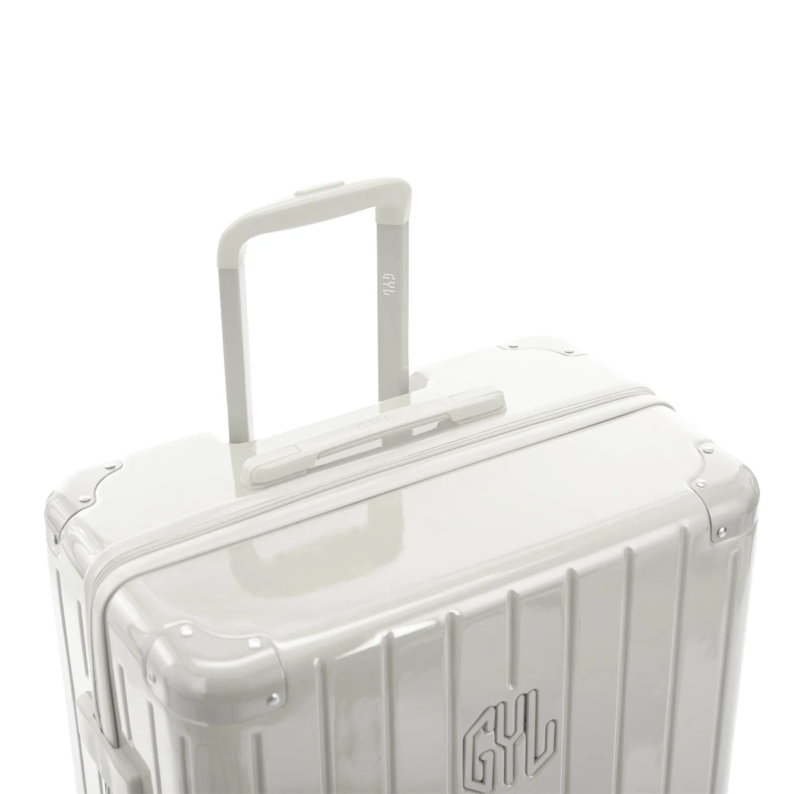 Poignée trolley télescopique GYL déployée sur la valise Intemporelle sable en polycarbonate.