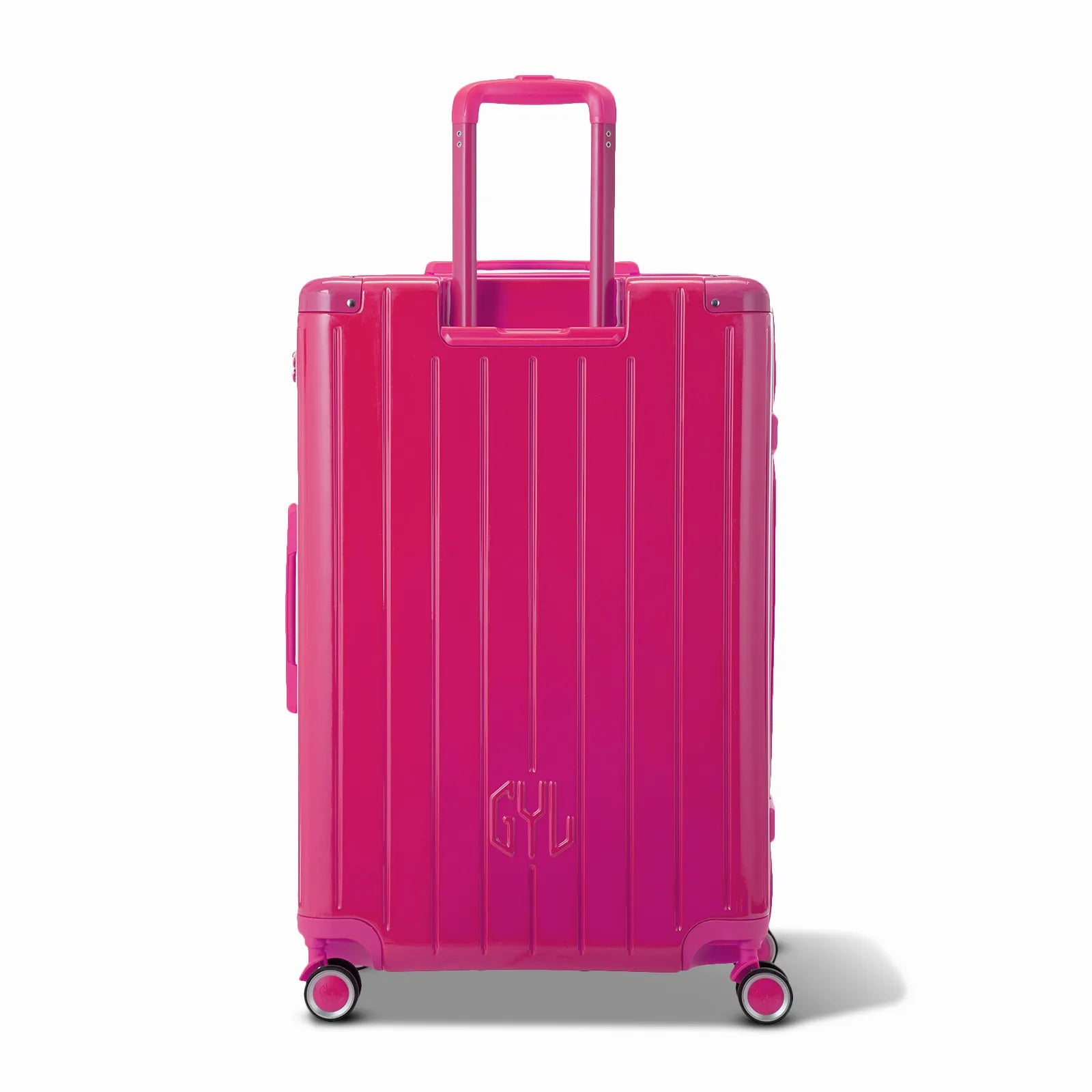 Vue arrière de la valise rigide GYL Intemporelle fuchsia avec poignées intégrées et roulettes pivotantes.