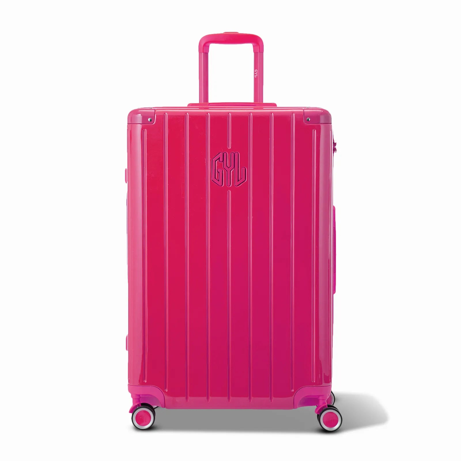 Vue avant de la valise rigide GYL Intemporelle fuchsia, logo embossé et roulettes 360 degrés.
