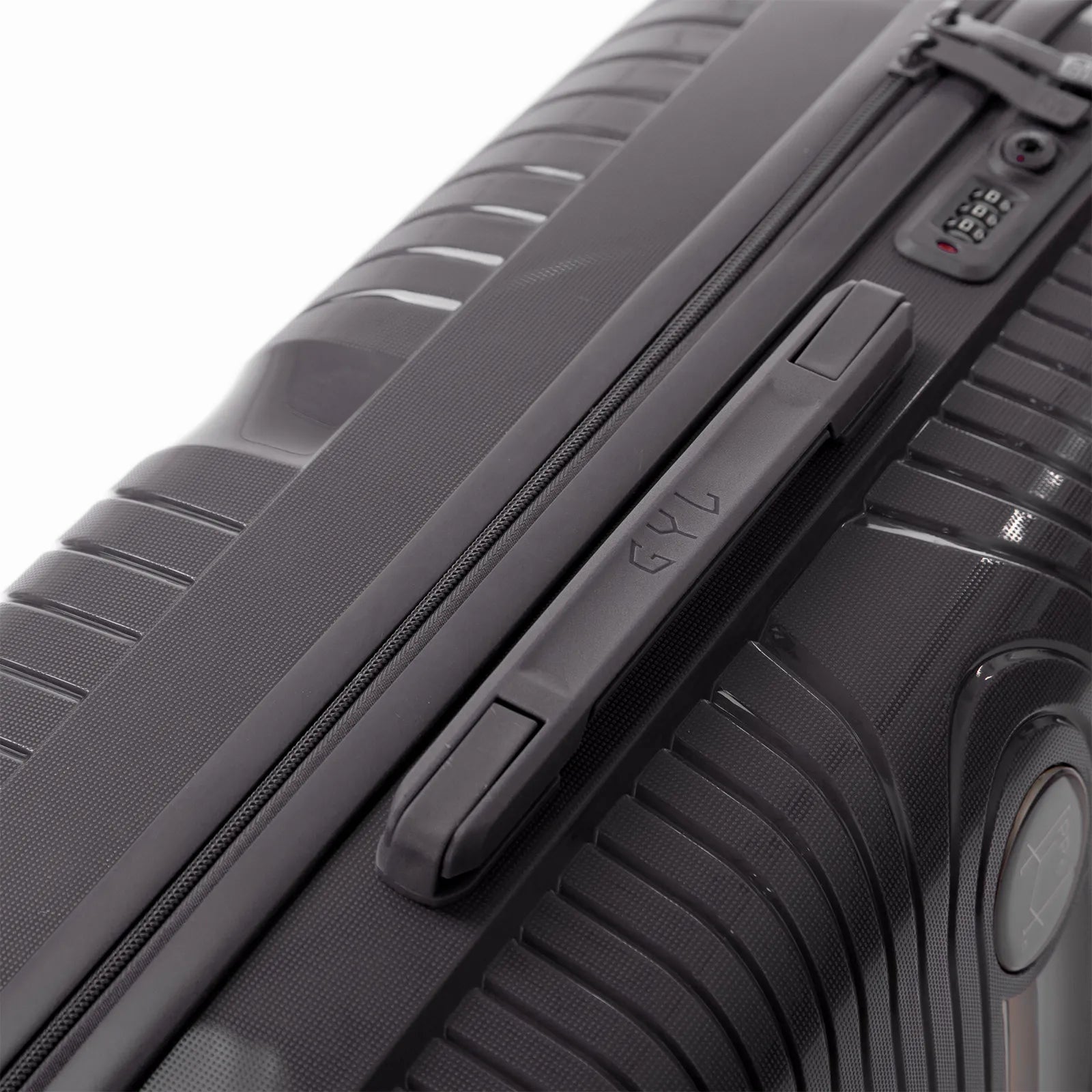 Détail de la poignée latérale et du logo GYL sur la valise Signature argent.