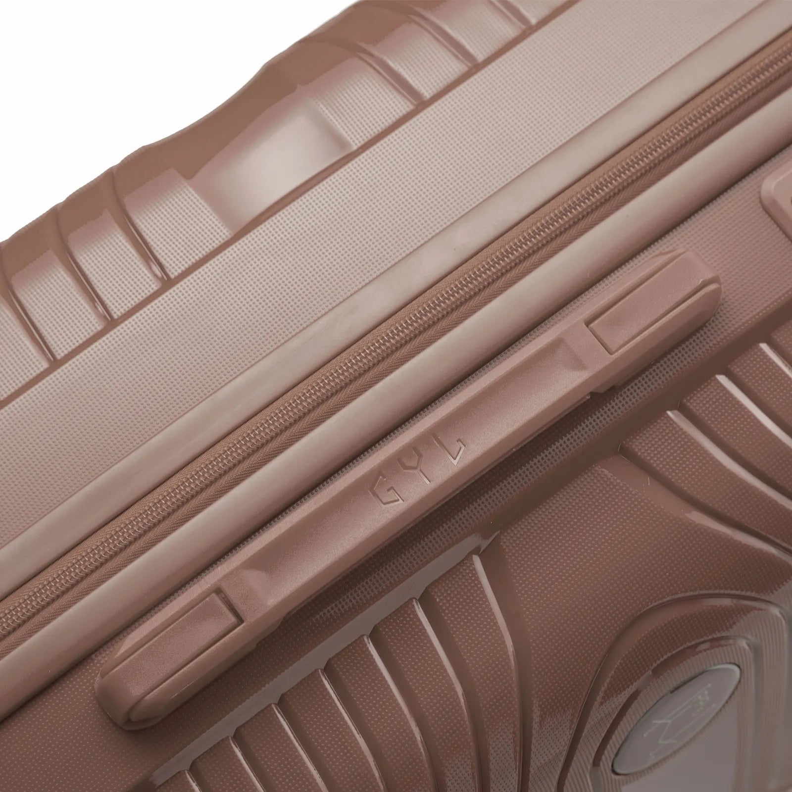 Détail de la poignée latérale et du logo GYL sur la valise Signature champagne.