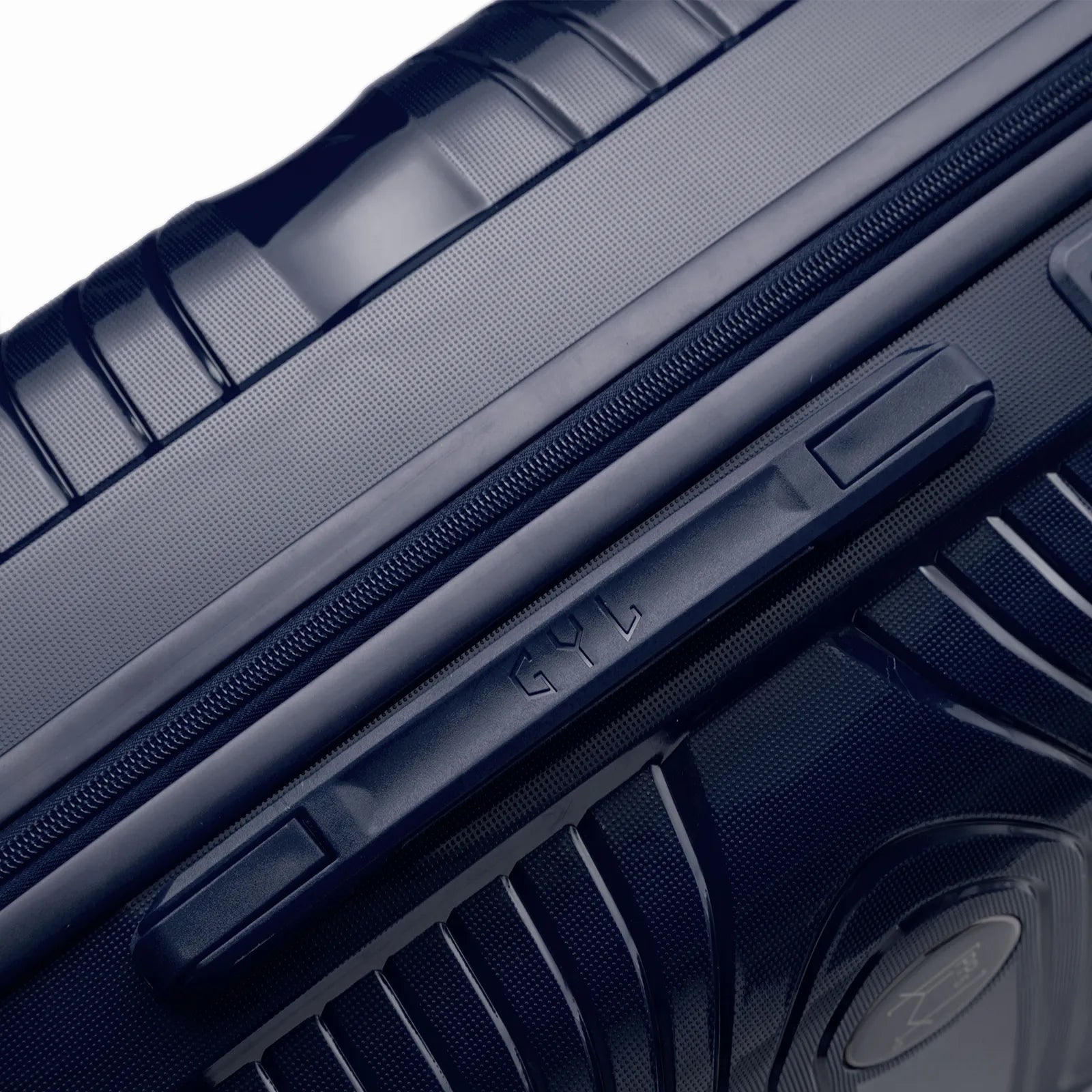 Détail de la poignée latérale et du logo GYL sur la valise Signature marine.