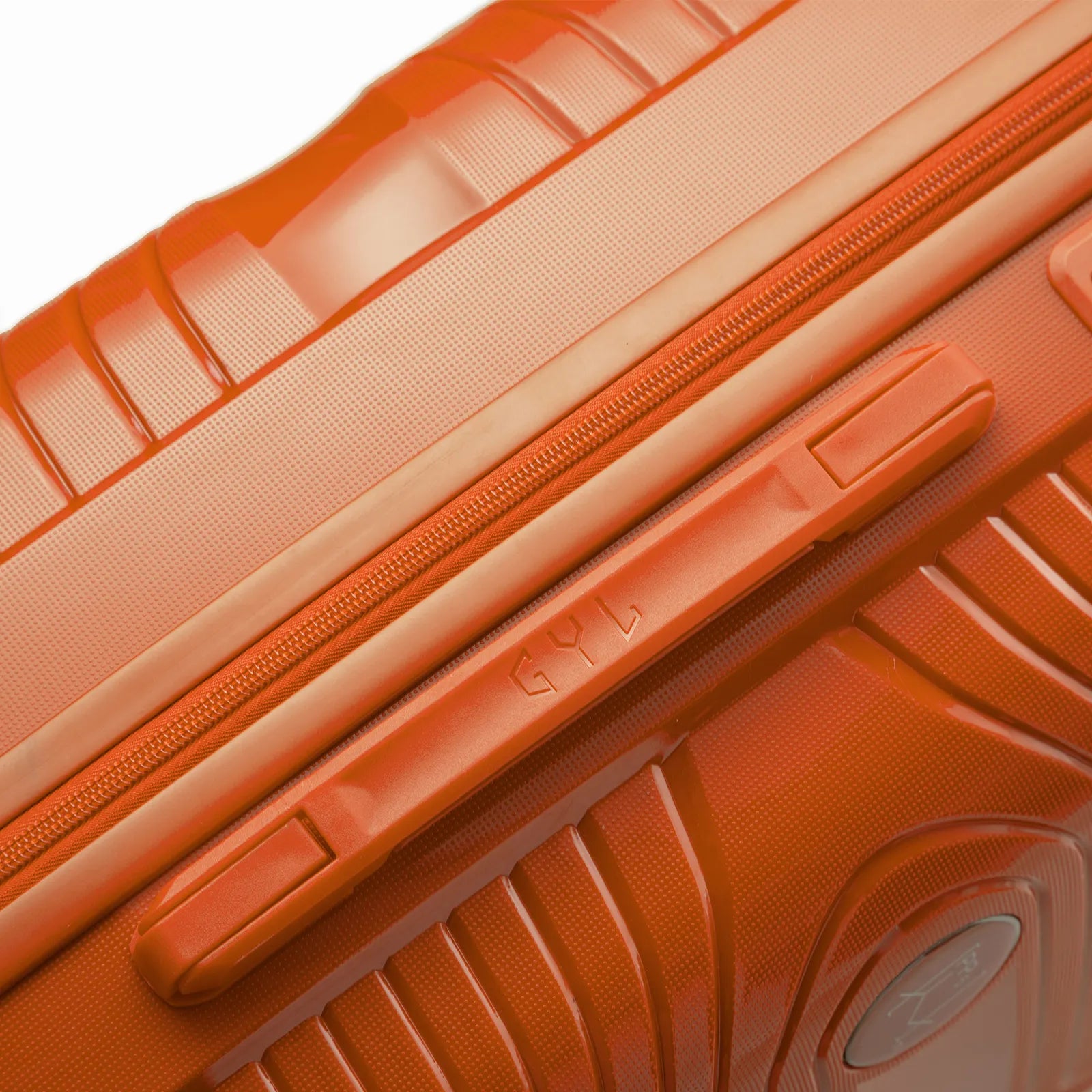 Détail de la poignée latérale et du logo GYL sur la valise Signature orange.