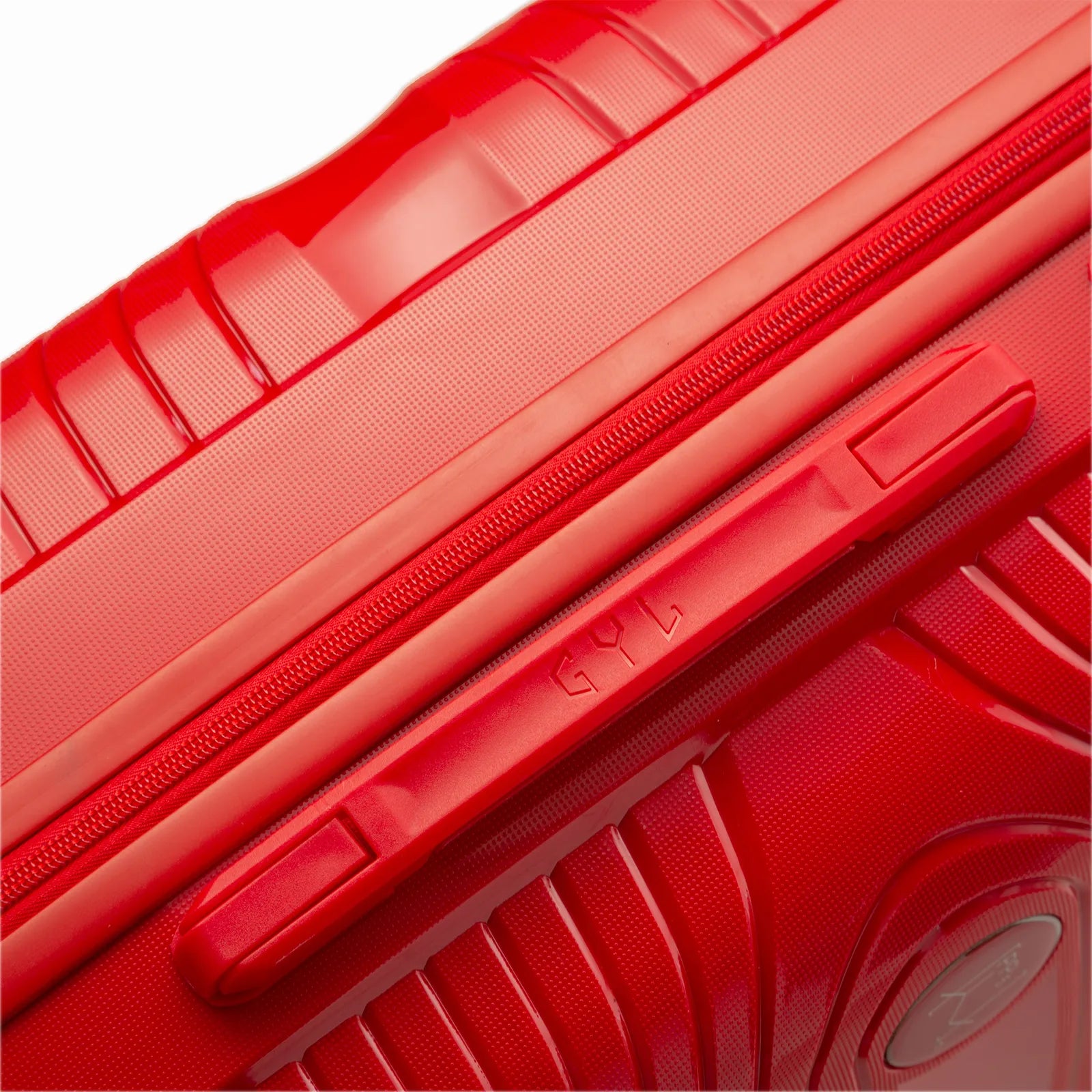 Détail de la poignée latérale et du logo GYL sur la valise Signature rouge.