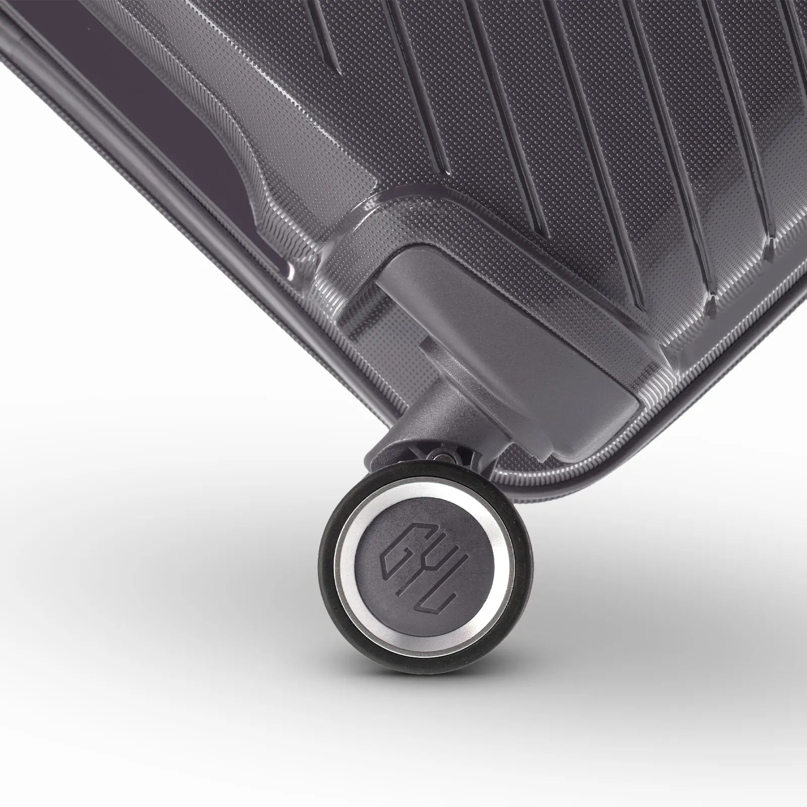 Détail de la roue avec logo GYL sur la valise Signature argent en polypropylène brillant.