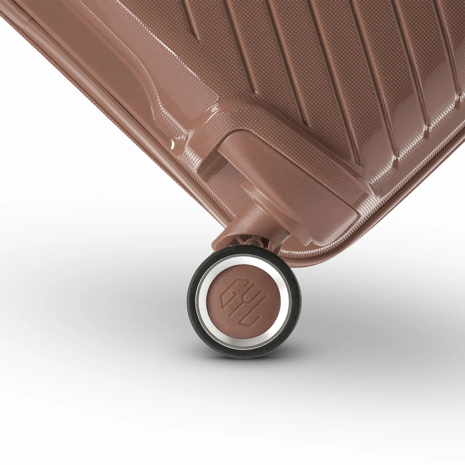 Détail de la roue avec logo GYL sur la valise Signature champagne en polypropylène brillant.