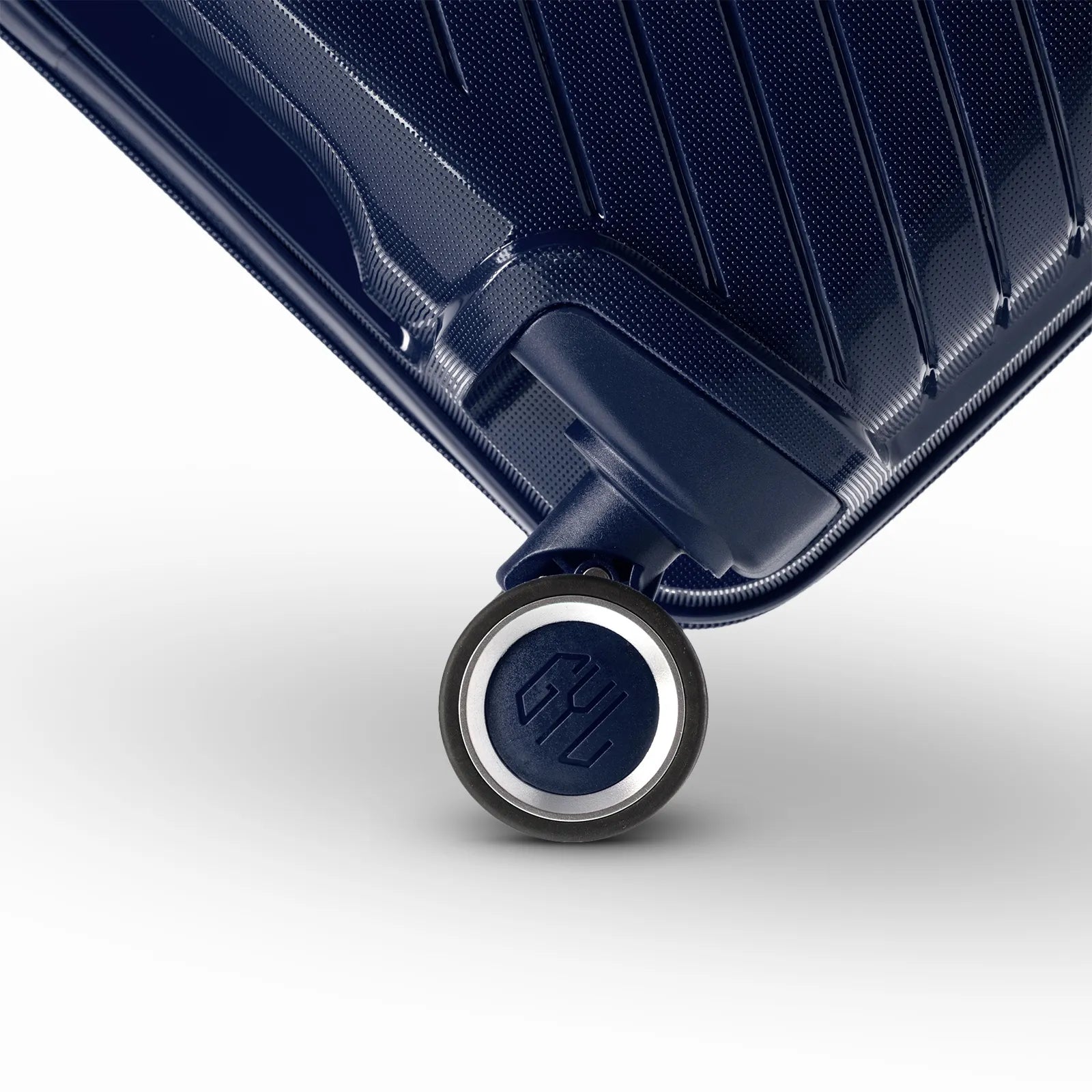 Détail de la roue avec logo GYL sur la valise Signature marine en polypropylène brillant.