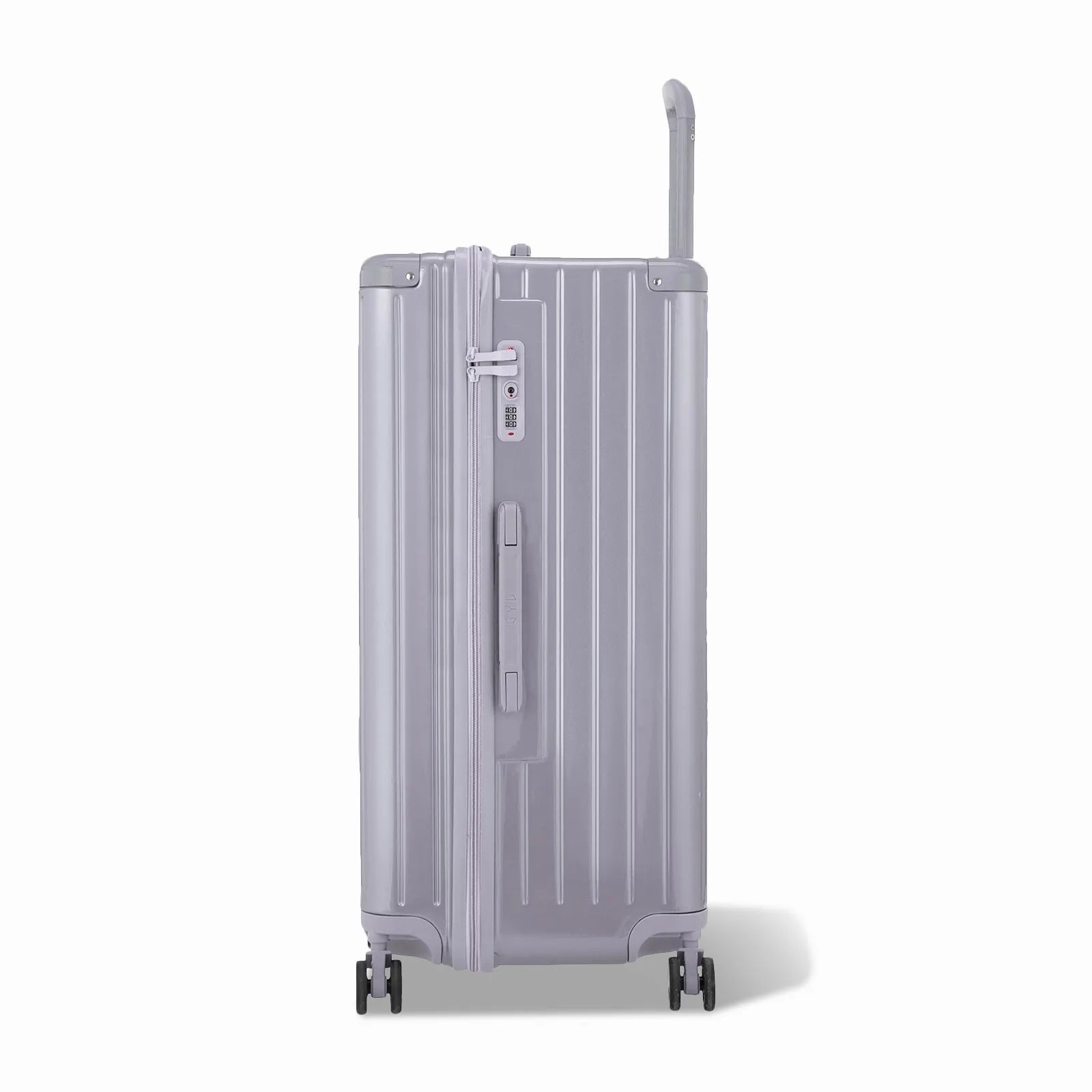Côté de la valise trunk GYL XL argent avec serrure TSA intégrée et poignée latérale assortie.