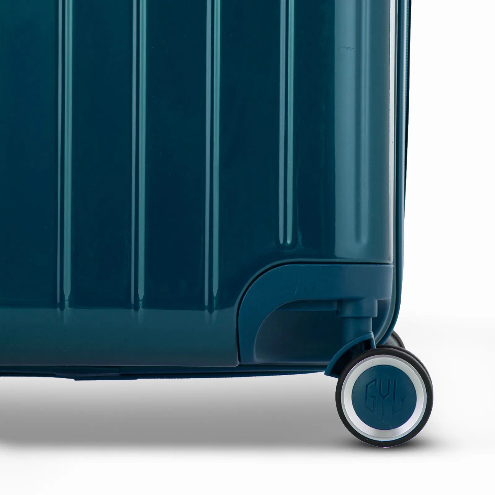 Détail de la roue et du logo GYL sur le bas de la valise trunk sapin en polycarbonate brillant.