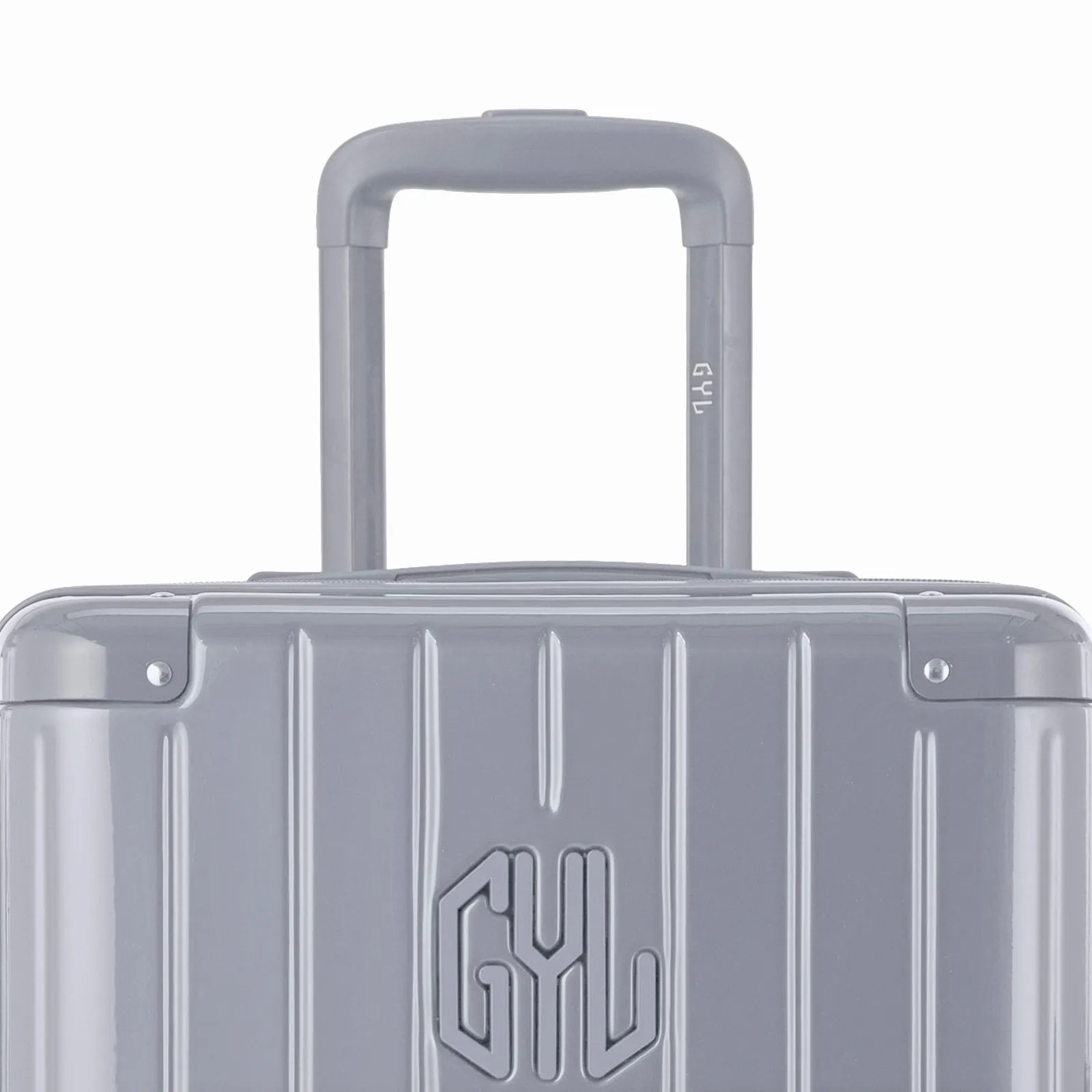 Zoom sur la poignée trolley et le logo GYL de la valise trunk argent.