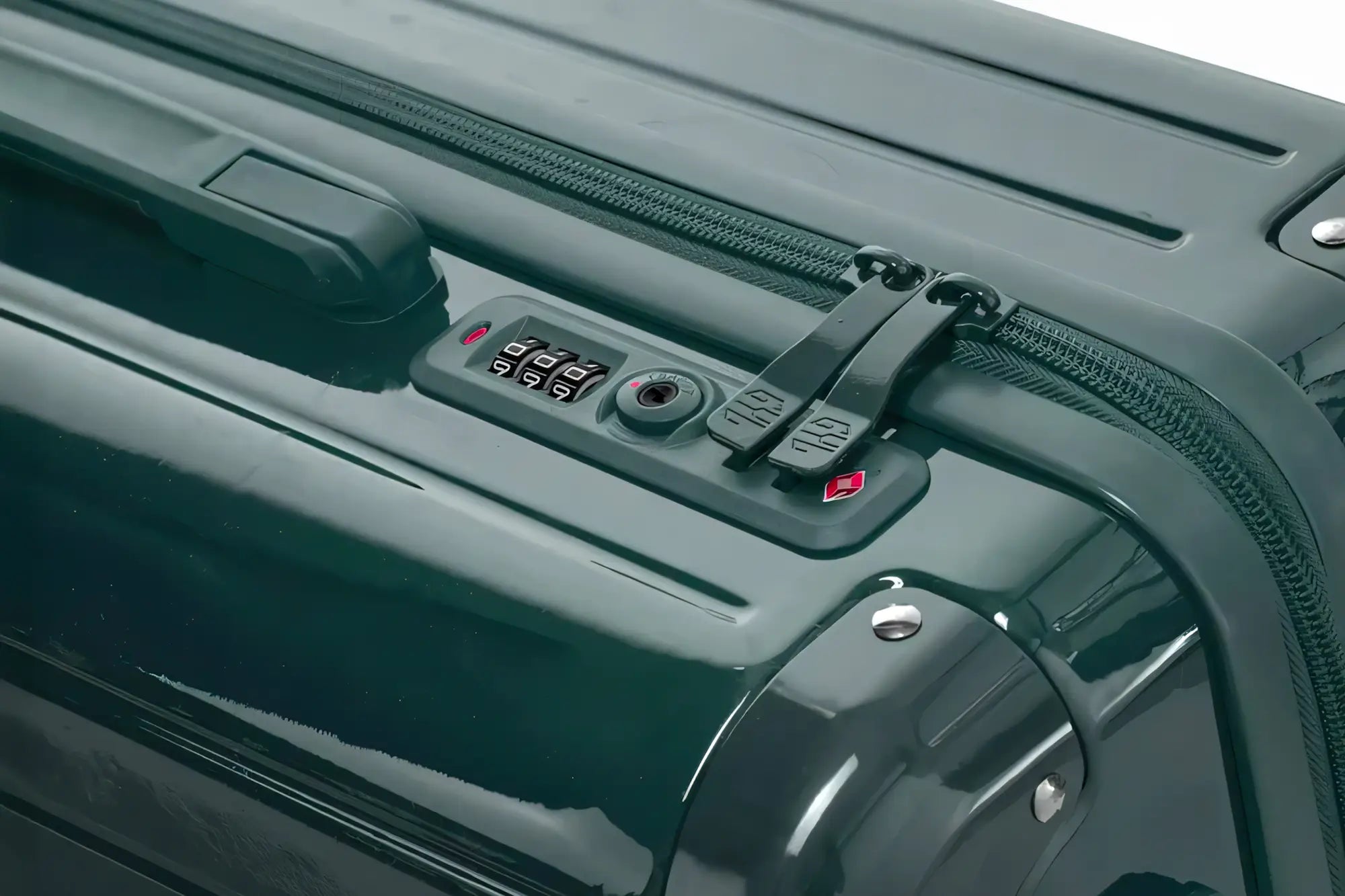 Cadenas TSA intégré sur valise intemporelle GYL avec fermeture zippée sécurisée