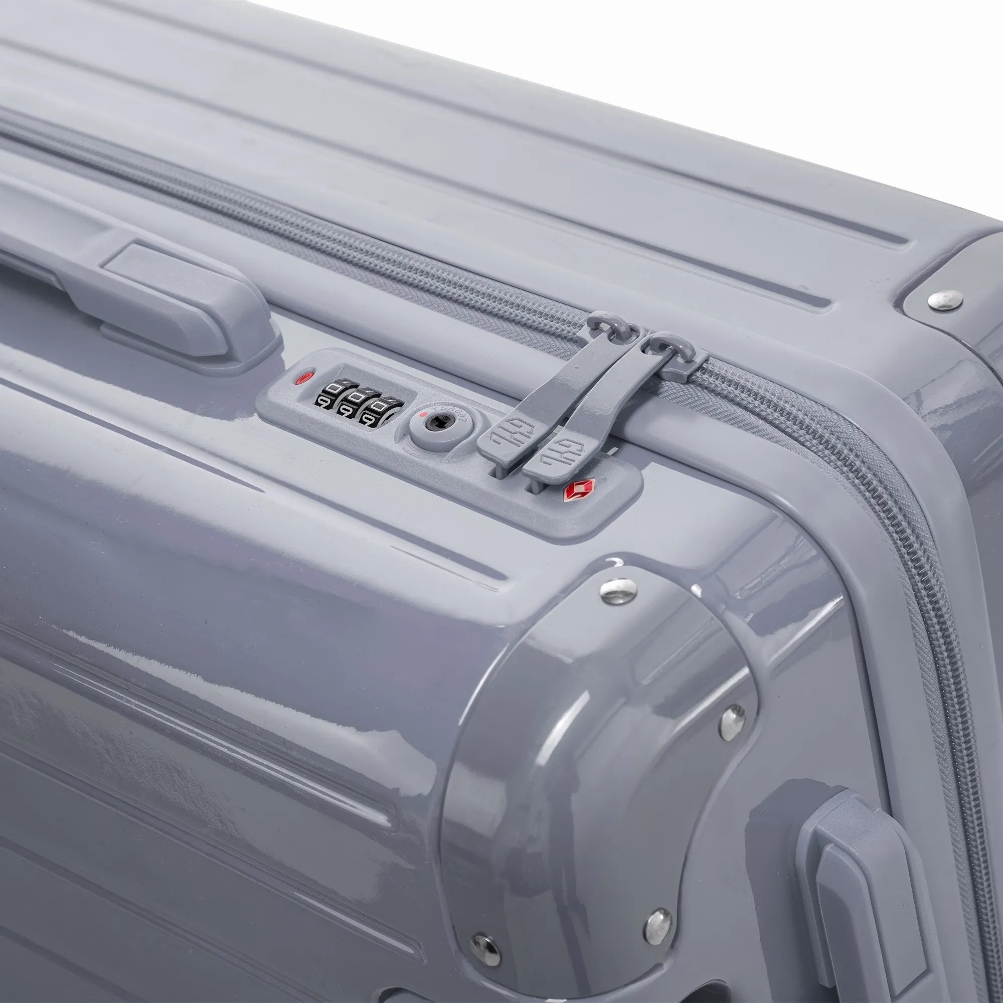 Fermeture à combinaison TSA et double curseur zippé GYL sur la valise rigide argent Intemporelle.