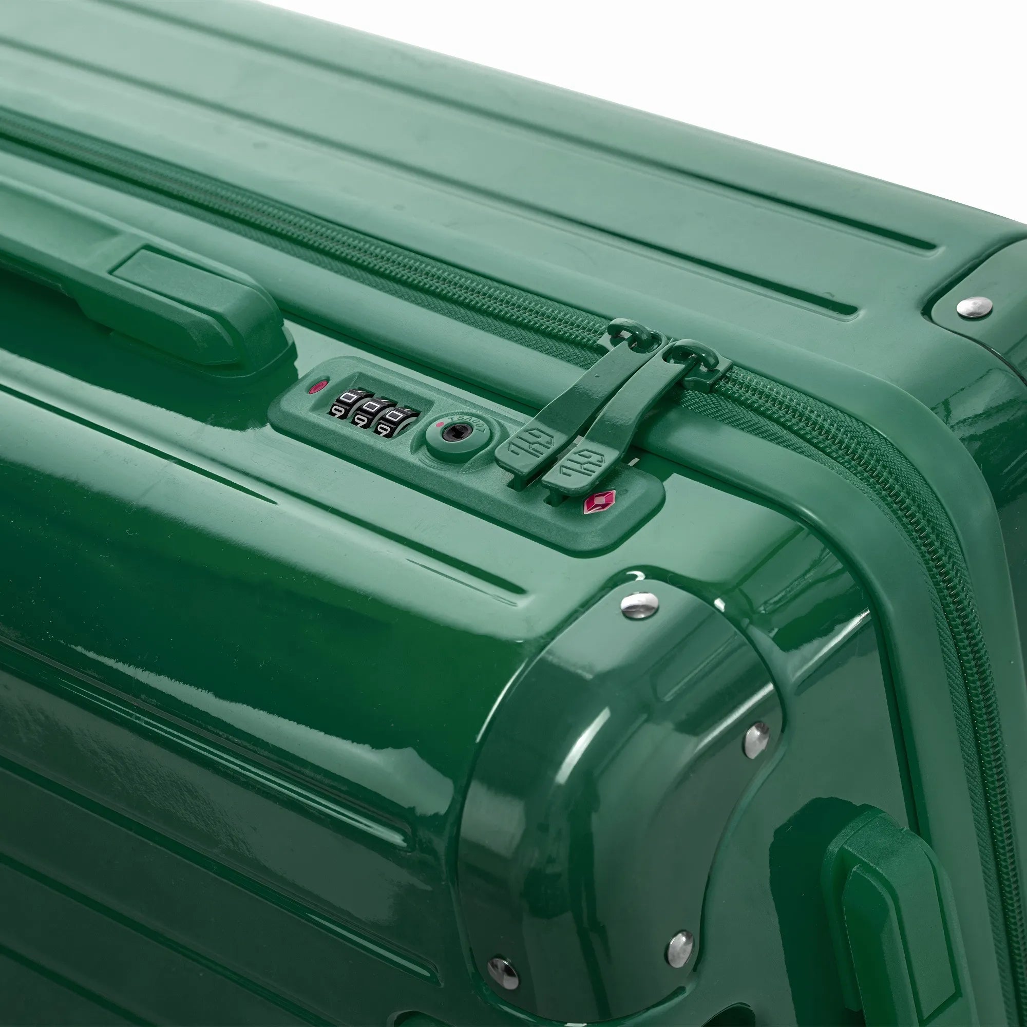 Fermeture à combinaison TSA et double curseur zippé GYL sur la valise rigide sapin Intemporelle.