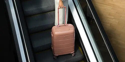 Valise GYL Citadine en polycarbonate rose poudré, compacte et légère, parfaite pour les déplacements en ville et courts séjours.