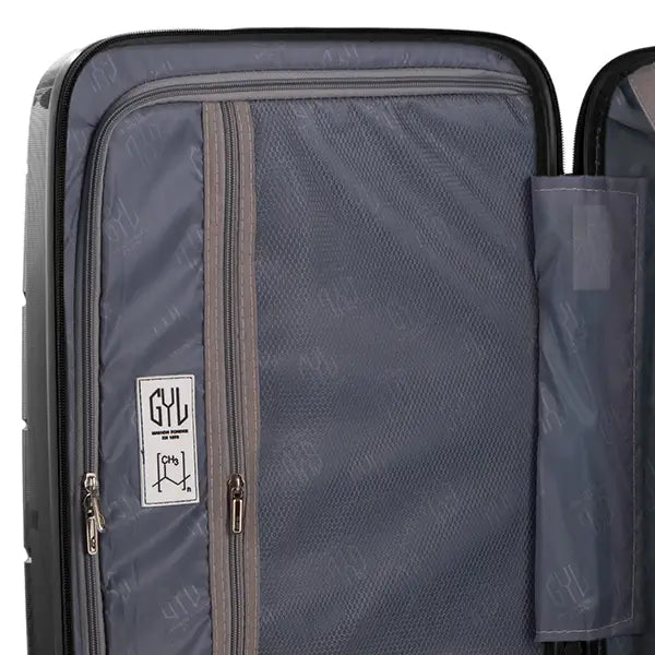Intérieur d’une valise GYL avec compartiments et filets de rangement pratiques