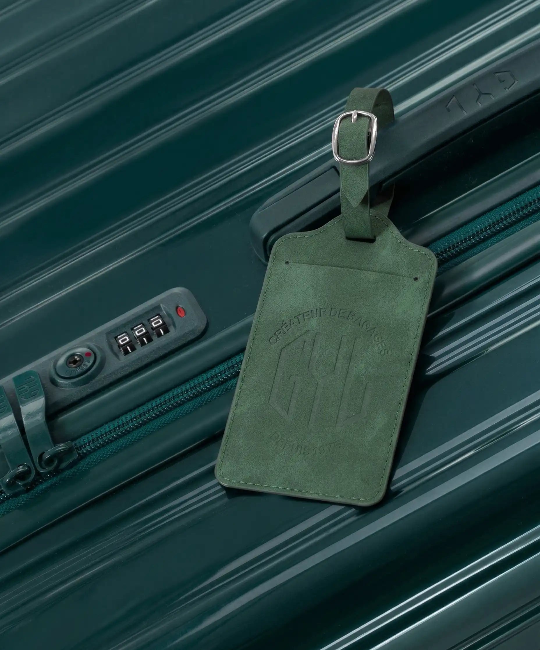 Etiquette a bagages GYL sapin accrochee sur valise Intemporelle sapin