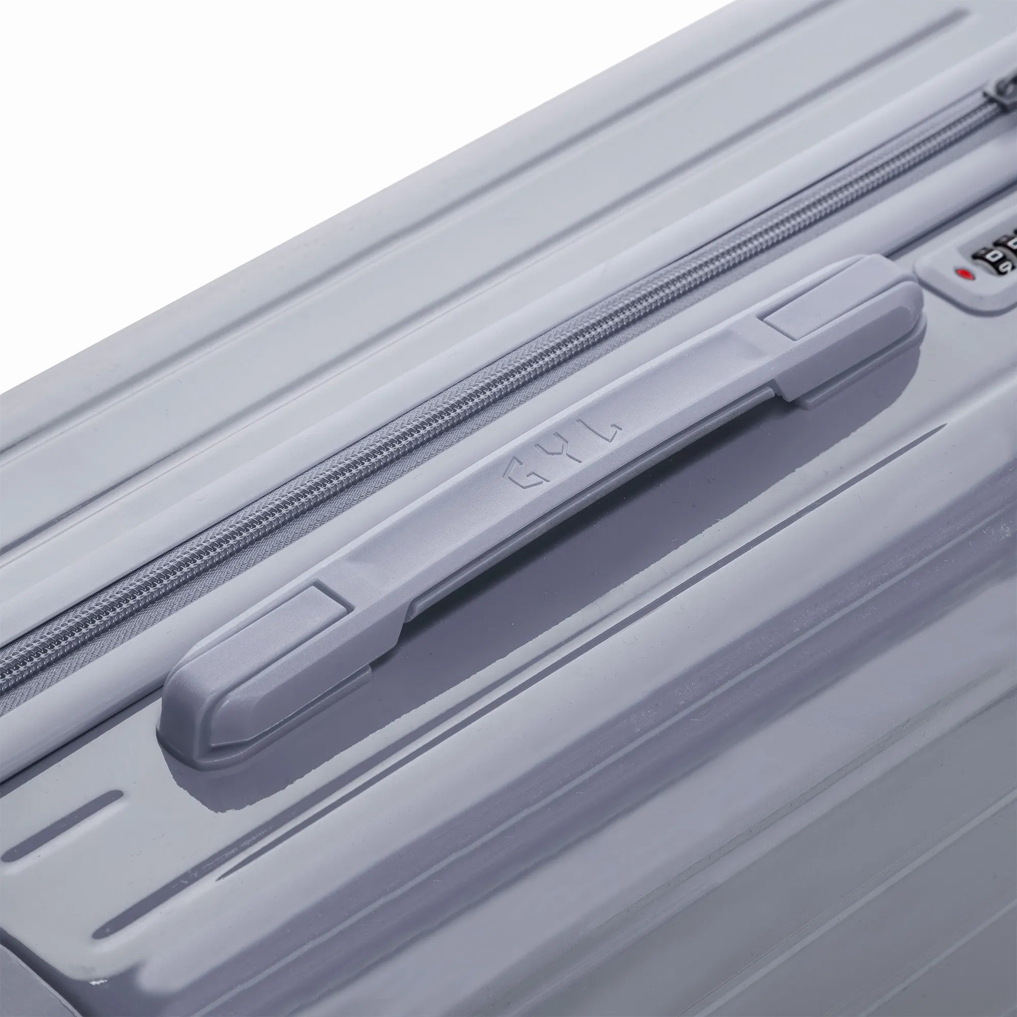 Poignée supérieure rigide de la valise GYL Intemporelle argent avec logo embossé sur le dessus.