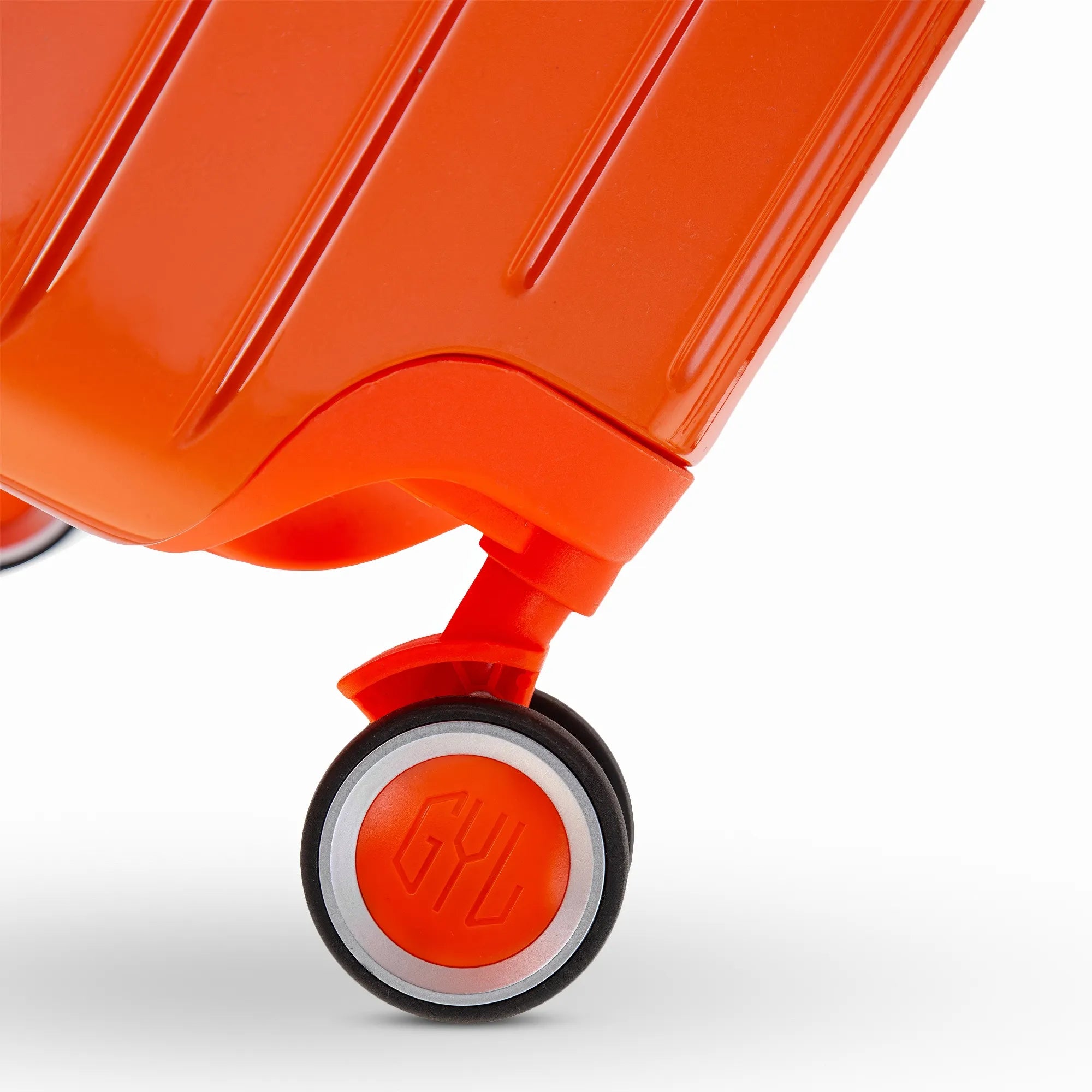Roue double 360° de la valise GYL Intemporelle orange avec gravure du logo GYL sur le moyeu.