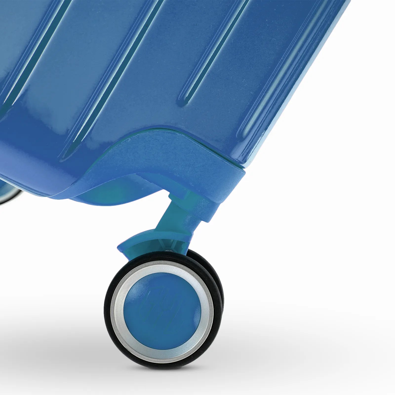 Roue double 360° de la valise GYL Intemporelle bleu grisé avec gravure du logo GYL sur le moyeu.