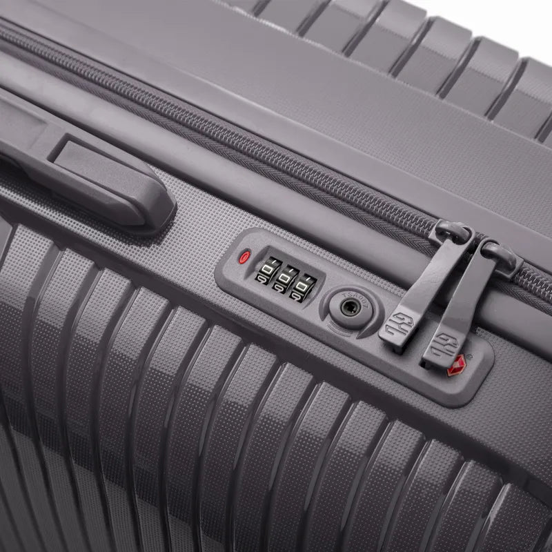 Serrure TSA avec cadenas à combinaison intégrée sur la valise Signature GYL