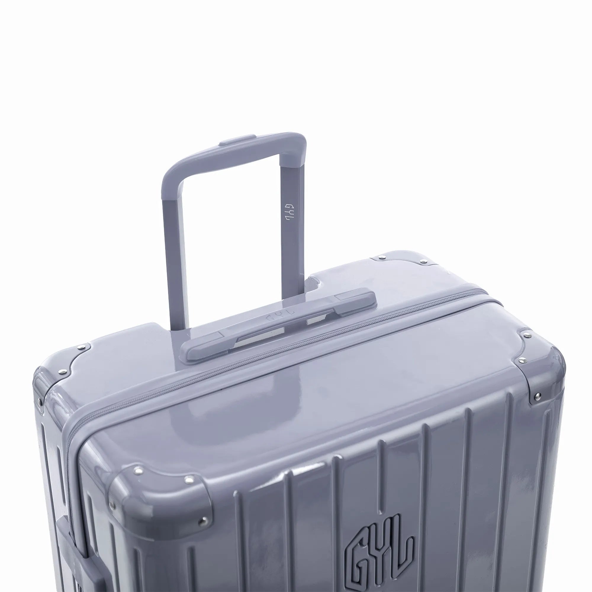 Poignée trolley télescopique GYL déployée sur la valise Intemporelle argent en polycarbonate.
