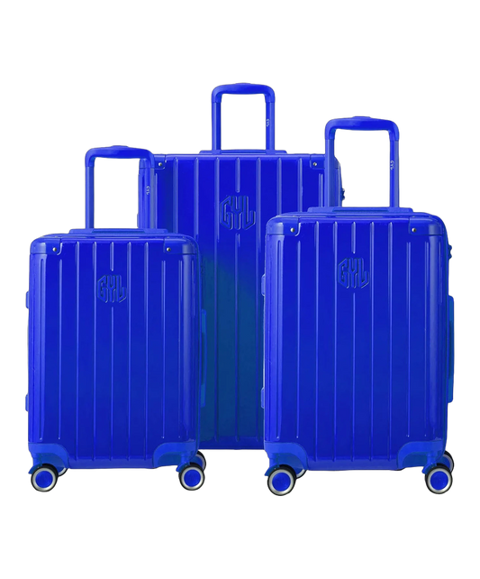 Valise rigide Intemporelle bleu vue de face avec logo GYL et roulettes pivotantes
