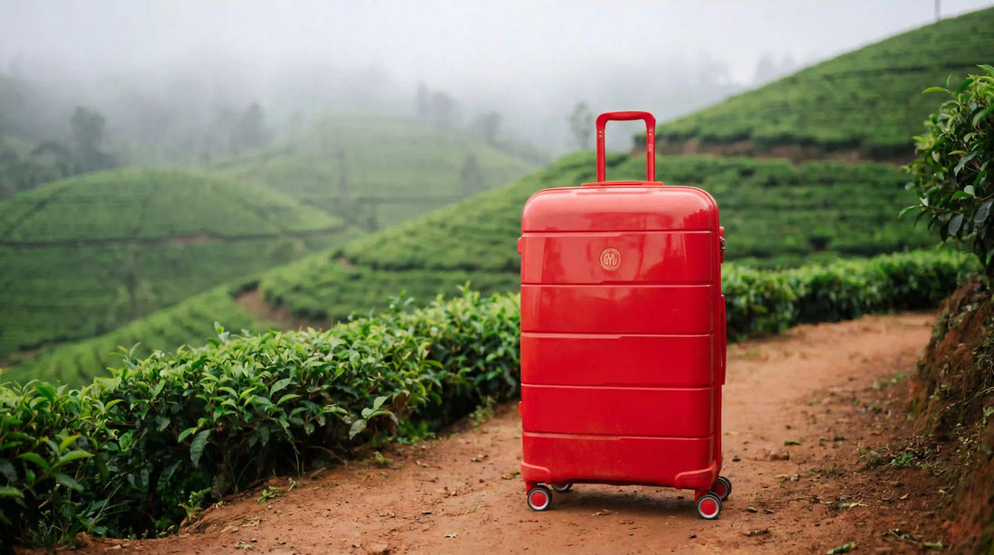 Valise rigide GYL Citadine rouge dans une plantation de thé au Sri Lanka