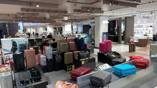 Stand GYL au Printemps Haussmann Paris, collections de valises Trunk, Signature, Citadine et Évasion exposées au rez-de-chaussée espace homme