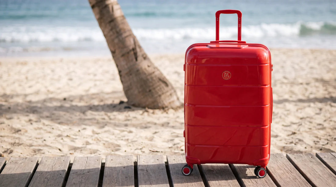 Valise GYL Citadine rouge sur un ponton de plage au Cap-Vert en novembre