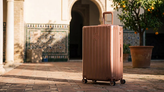Valise GYL Intemporelle rose cuivré dans un patio andalou en octobre