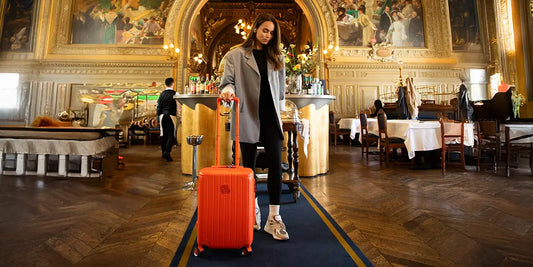 Valise cabine rigide orange GYL Intemporelle dans un décor élégant et raffiné
