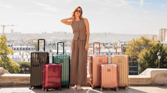 Valises GYL de la gamme Intemporelle, de la cabine à la soute, sur une terrasse de Montmartre à Paris