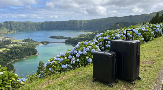 Set de 2 valises GYL Intemporelle noir au bord du cratere de Sete Cidades aux Acores