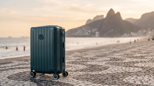 Valise cabine GYL Intemporelle vert sapin sur la promenade d'Ipanema a Rio de Janeiro