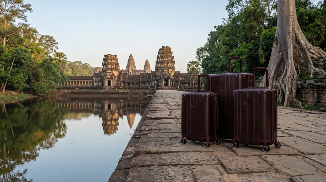 Set de 3 valises GYL Intemporelle rouge fonce devant les tours d'Angkor Vat au Cambodge