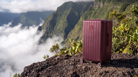Valise GYL Trunk L bordeaux sur un promontoire volcanique face au cirque de Mafate a La Reunion