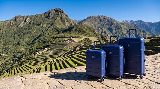 Set de 3 valises GYL Citadine marine sur une terrasse inca de la vallee sacree au Perou
