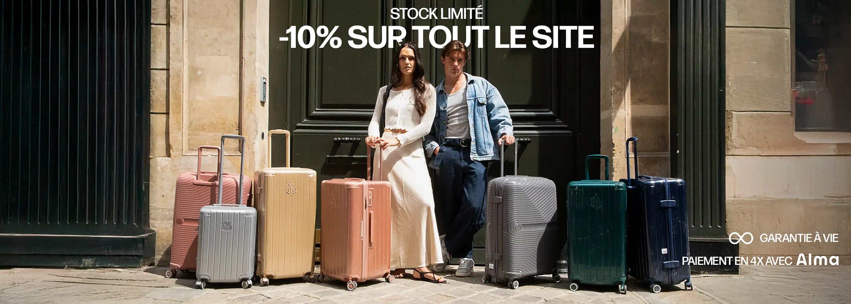 Bannière promotionnelle GYL montrant deux mannequins entourés de valises rigides de différentes couleurs, avec une offre “-10% sur tout le site”, garantie à vie et paiement en 4x Alma.