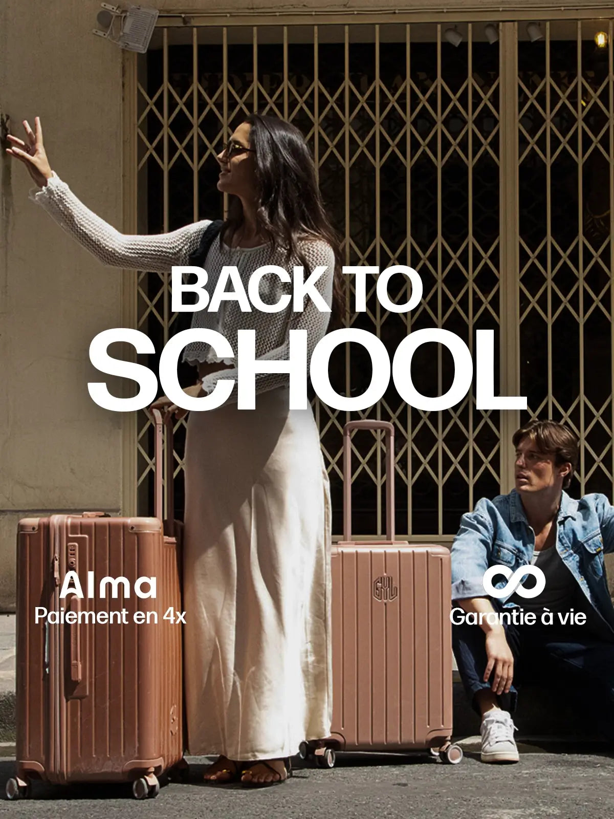 Bannière Back to School GYL : femme et homme avec valises cabine et grandes valises GYL couleur beige rosé, paiement en 4x avec Alma et garantie à vie.