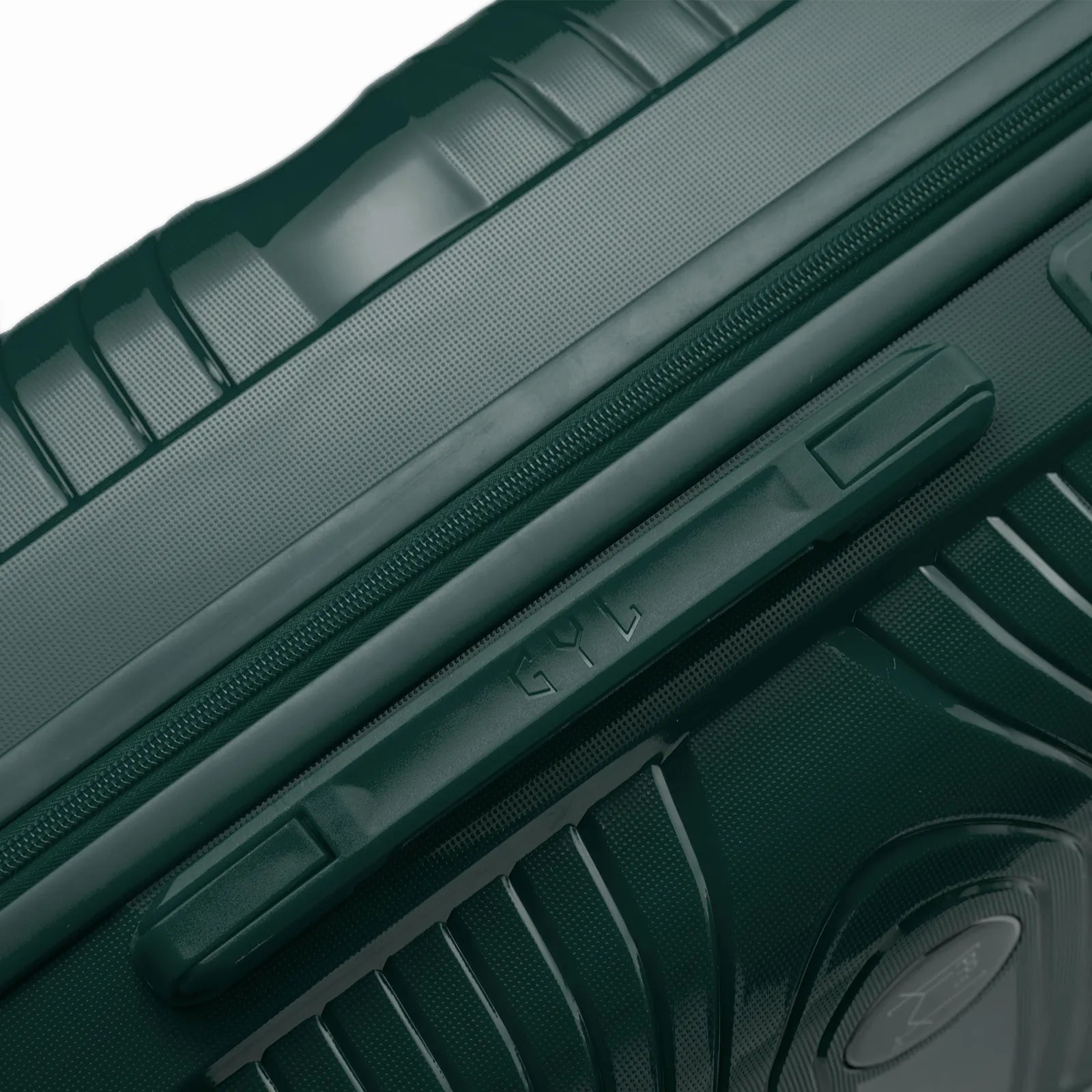 Détail de la poignée latérale et du logo GYL sur la valise Signature sapin.