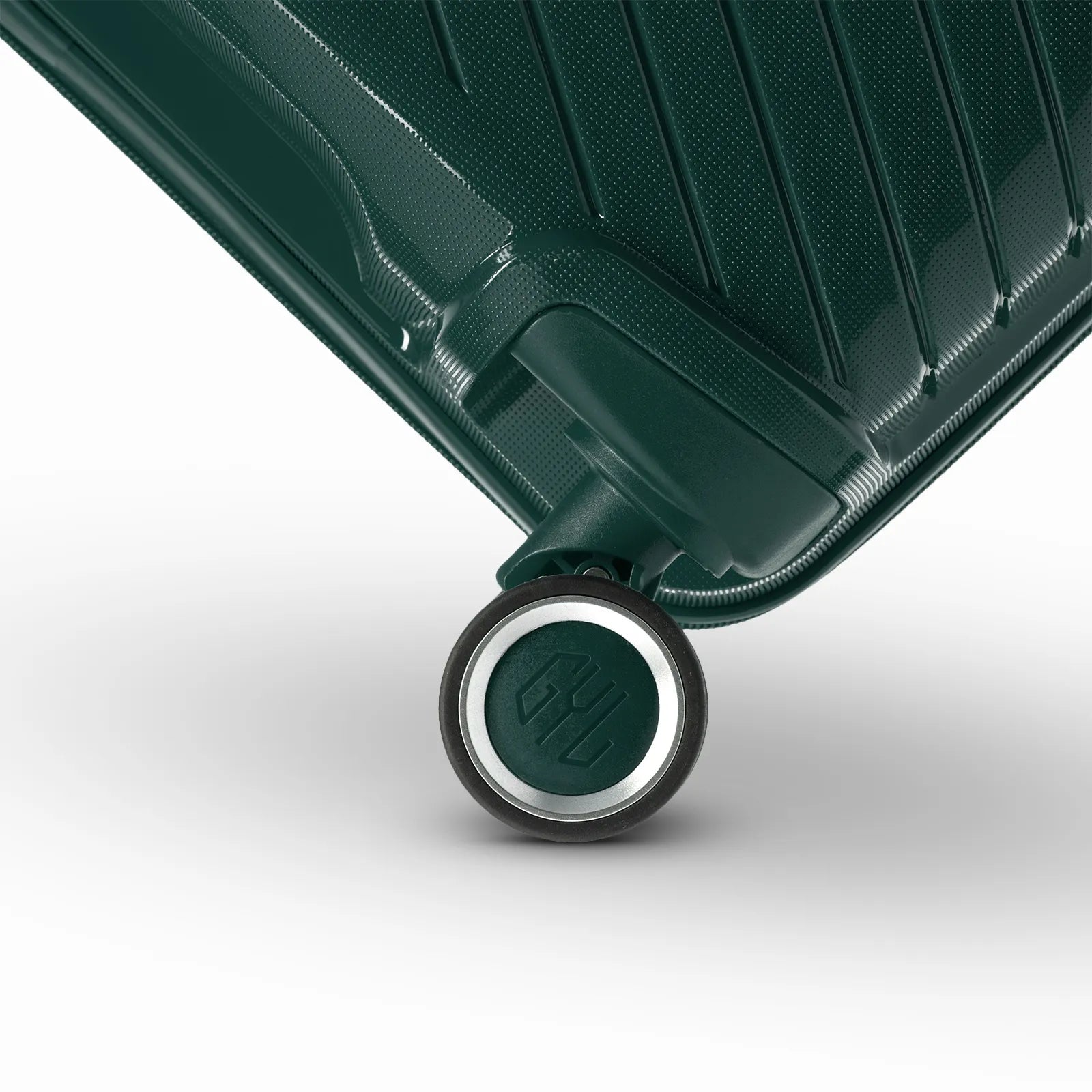 Détail de la roue avec logo GYL sur la valise Signature sapin en polypropylène brillant.