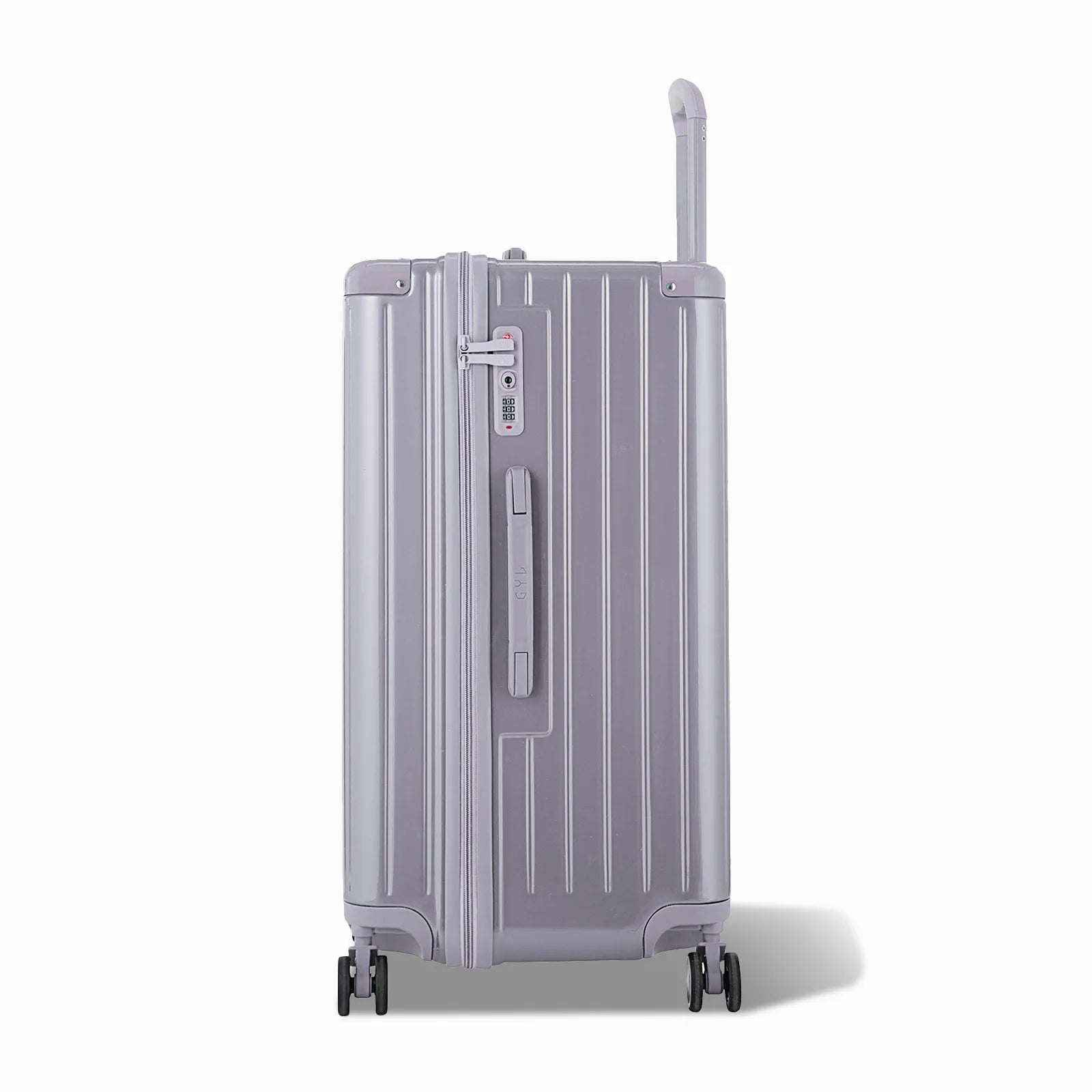 Côté de la valise trunk GYL L argent avec serrure TSA intégrée et poignée latérale assortie.