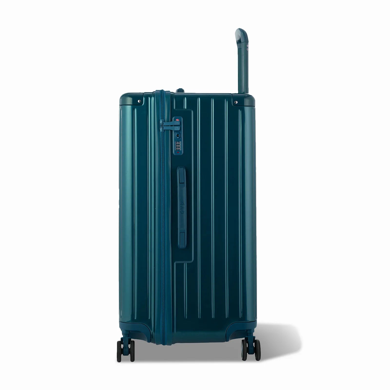 Côté de la valise trunk GYL L sapin avec serrure TSA intégrée et poignée latérale assortie.