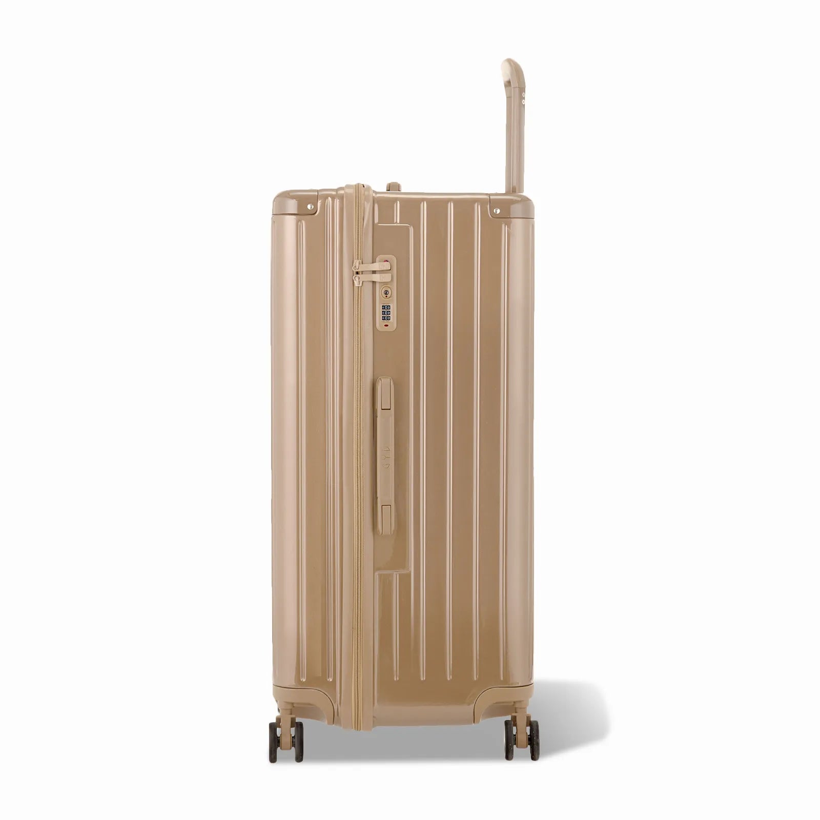 Côté de la valise trunk GYL XL champagne avec serrure TSA intégrée et poignée latérale assortie.